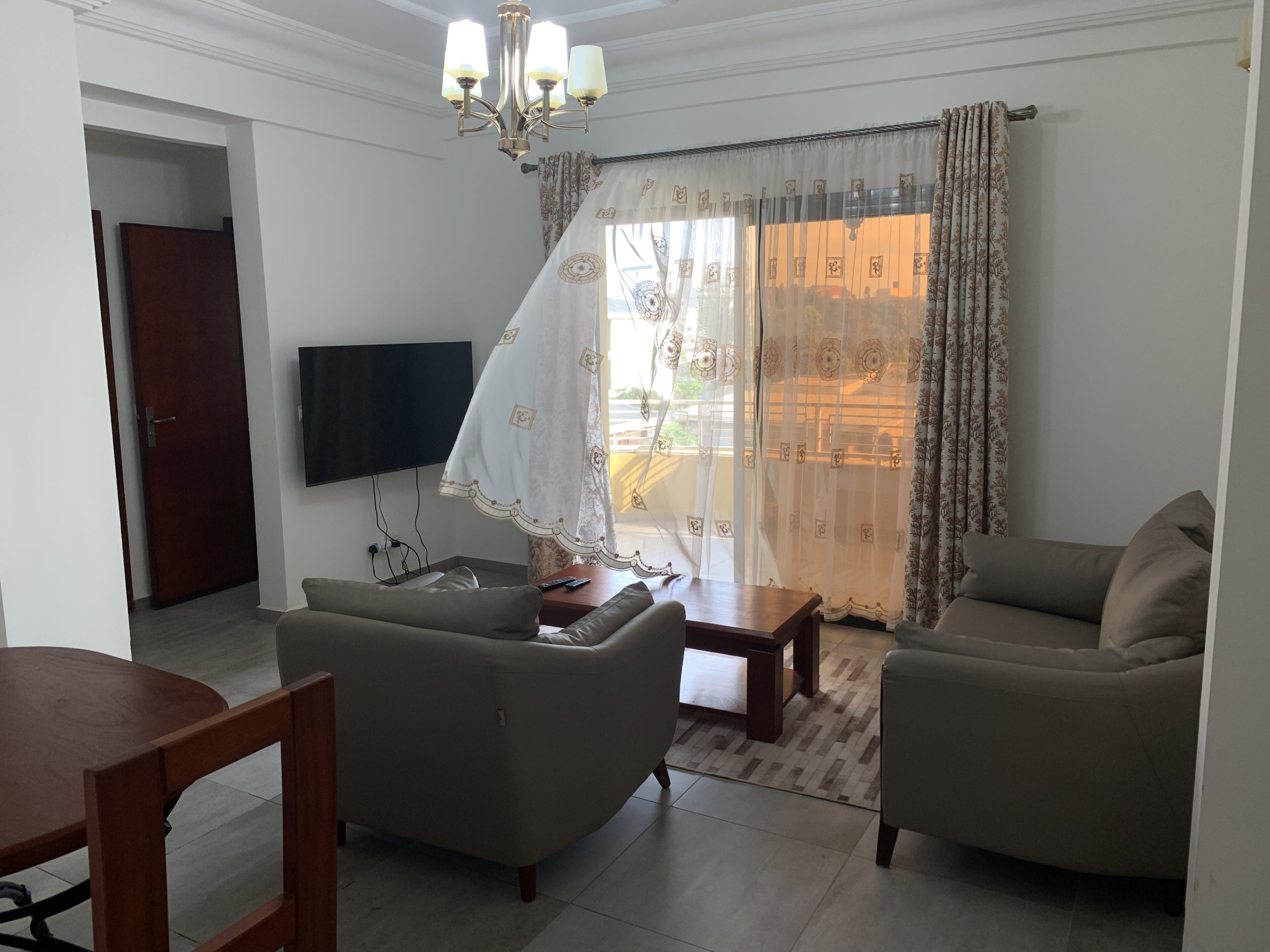 Salon d'un appartement meublé de la Résidence Les Balcons Rouges à Bonamoussadi-Denver, Douala